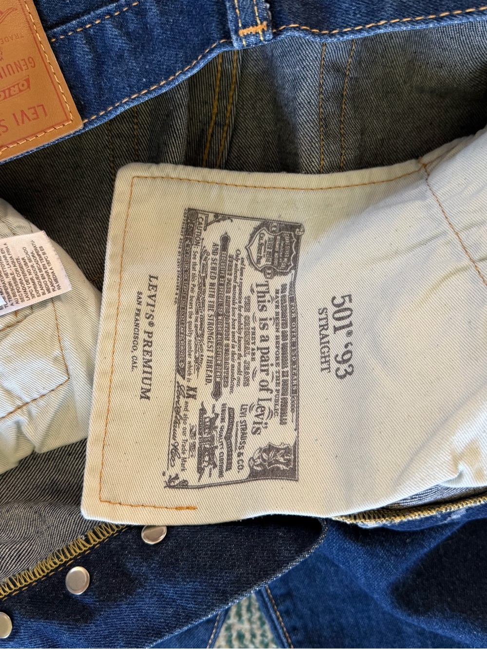 Levi's 501 '93 Men's Straight Leg Jeans in 32x32 The Walls-dark wash - Picture 7 of 7